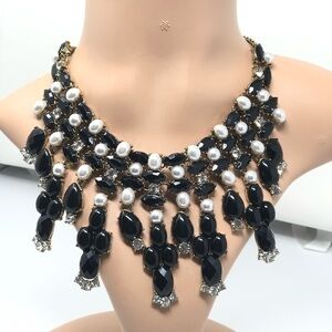 Beautiful new York and company BIB necklace